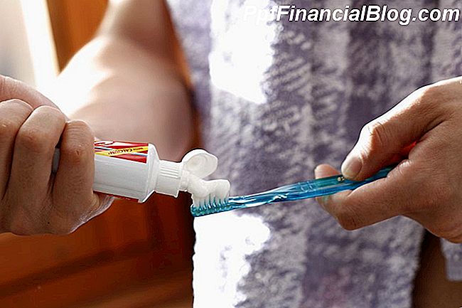 Žmogus spaudžia dantų pasta į dantų šepetėlį