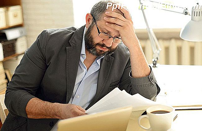 Пословни човек прегледава документе у својој канцеларији