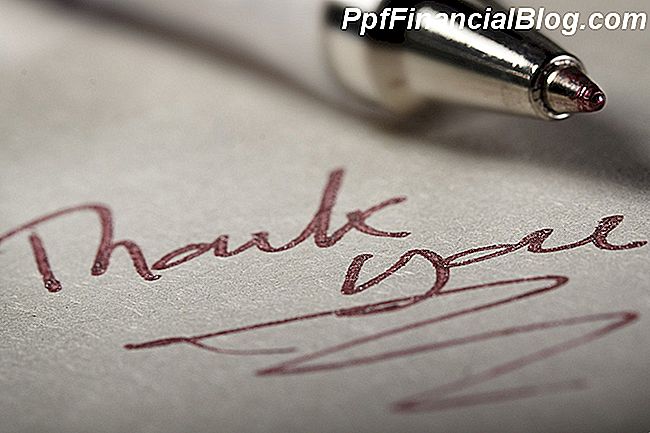 Freude Spender und Freiwillige mit handschriftlichen Dankeschön-Notizen